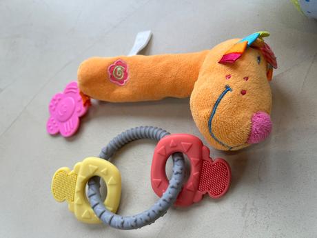 Sada farebnych zvukovych hraciek pre babatko,