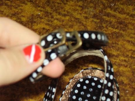 Čierne sandalky  s bielymi bodkami, 36