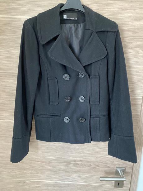 Čierny krátky kabát, 38