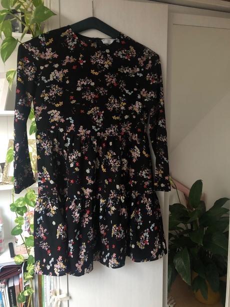 Čierne šaty s kvietkami/ čierne saty/ kvetinové, s