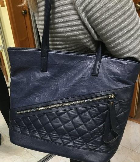 Tmavomodrá kabelka,