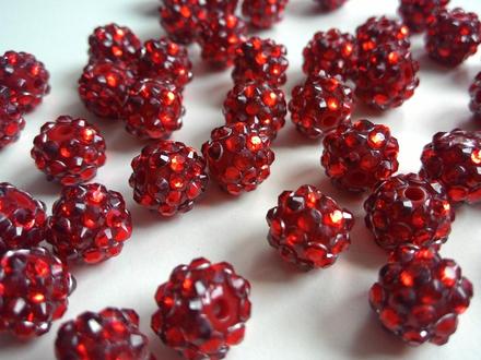 Akrylové shamballa korálky červené, 