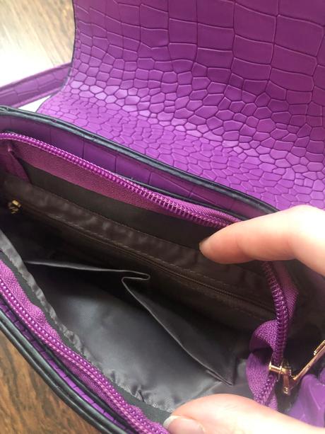 Mala fialova kabelka, 