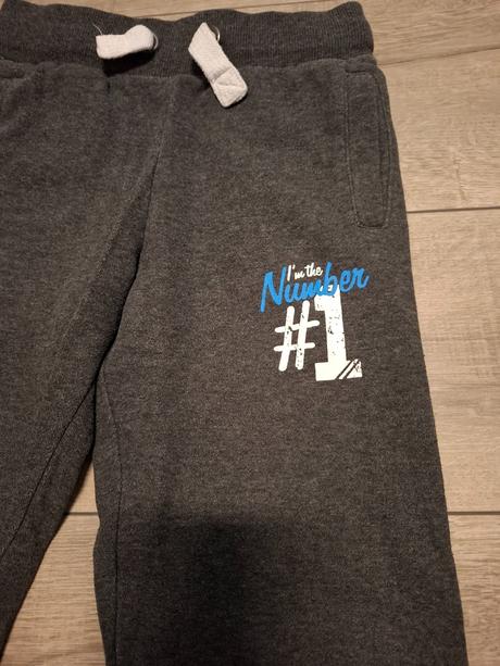 Tmavošedé tepláky, dopodopo,122