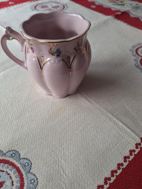 Hrnčeky z ružového porcelánu, 