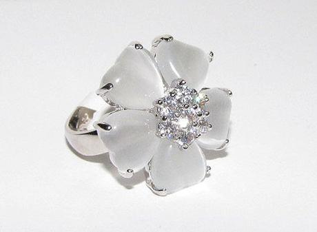 Rhodiovaný prsteň s kryštálmi,