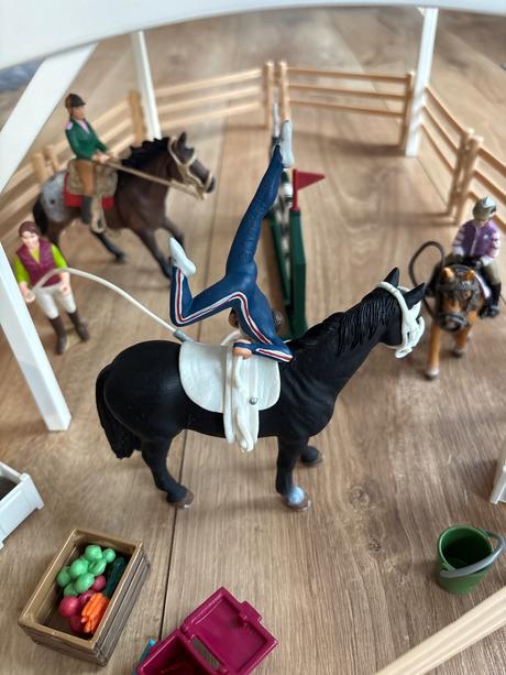 Schleich jazdecká skola s prekážkami a koňmi,