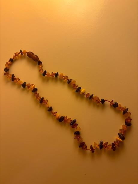 Jantárový náhrdelník pri prerezávaní zúbkov, 