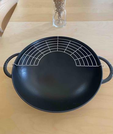 Liatinový železný wok značky staub s pokrievkou, 