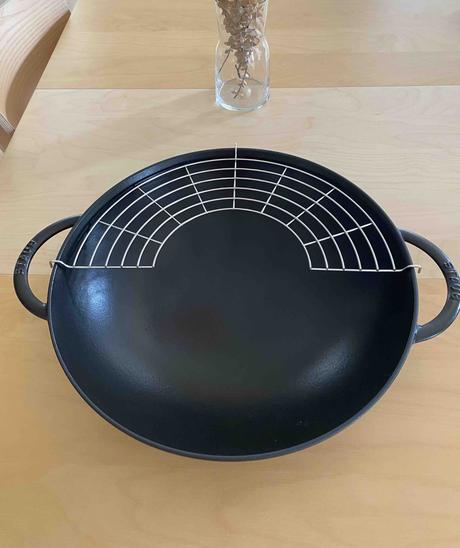 Liatinový železný wok značky staub s pokrievkou, 