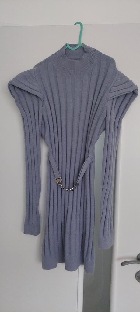 Úpletové mini šaty s volánikmi na rukávoch, m