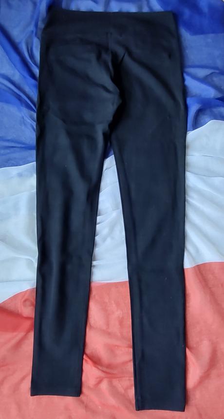 Čierne legíny s ozdobnými gombíkmi, m