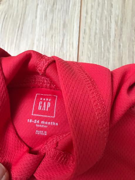 Cervena mikinka, gap,92