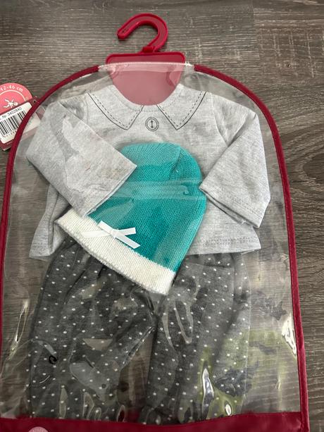 Götz nove oblecenie sive so zelenou čiapočkou, 