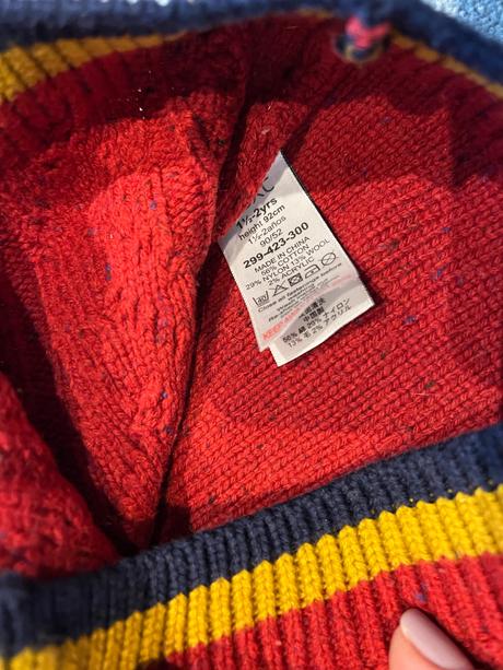 Cerveny svetrik, next,92