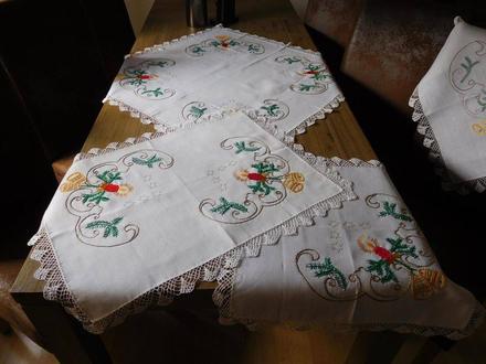 Ručne vyšívaný set vianočných obrusov obrusy a štó, 