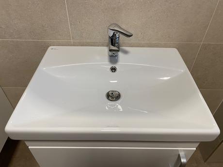 Kupelnova skrinka s umyvadlom, 