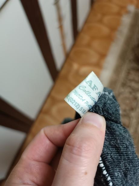 Dámska sivá sukňa s jemným vzorom,