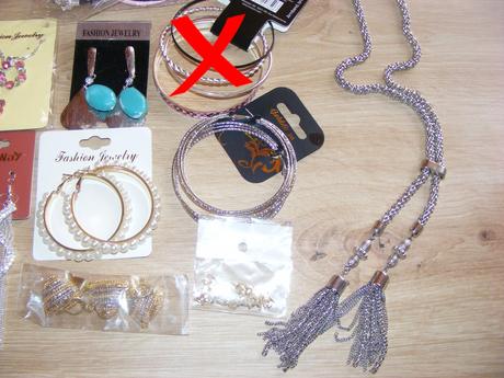 Bižuteria - náramky a náušnice,