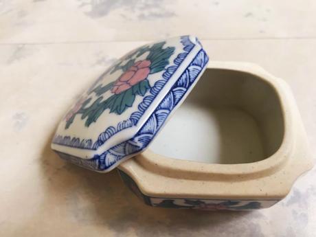 Porcelánová šperkovnica, 