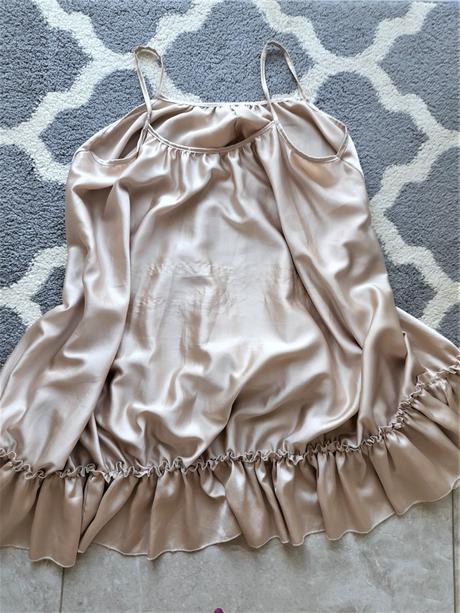 Romantické saténové šaty-uni,