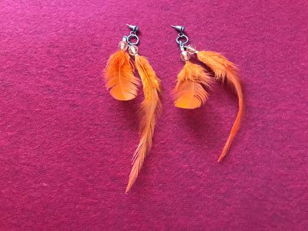 Nausnice z pierok,dlzka cca 13 cm,