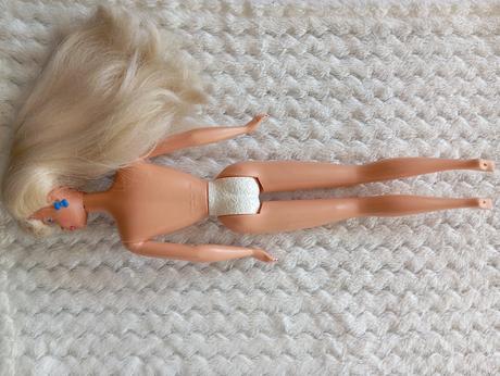 Retro barbie s náušnicami, 