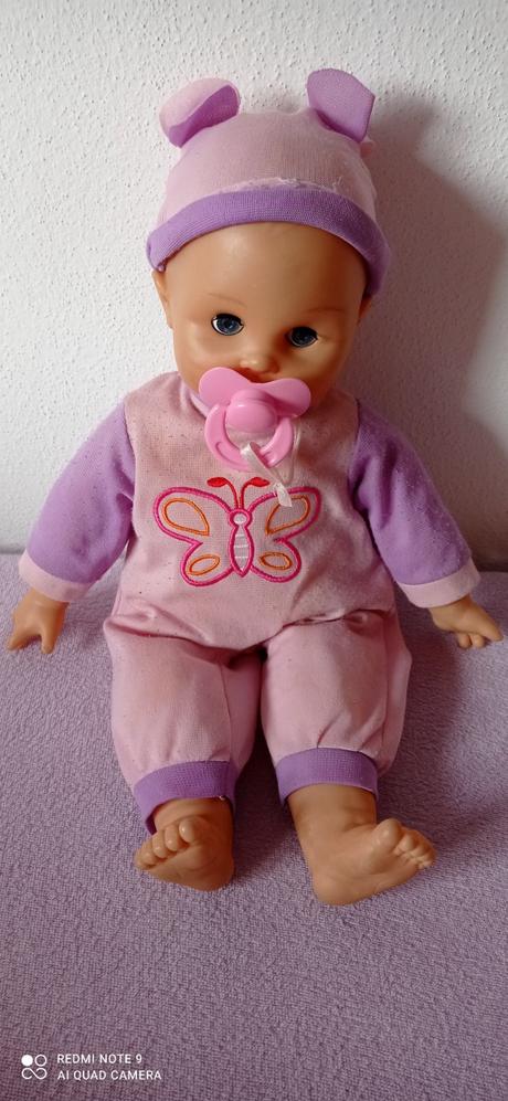 Bábo vydáva zvuky,