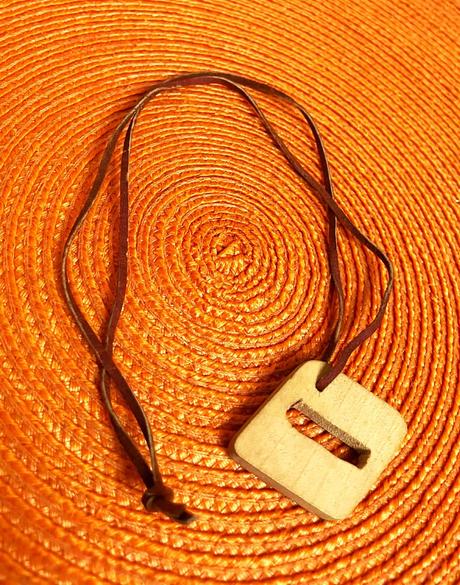 Náhrdelník s dreveným príveskom, 