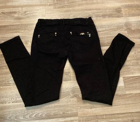 Čierne rifle veľ.l-29,majú zlaté zdobenie, l