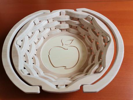 Drevený košík s motívom jablka s rúčkami,