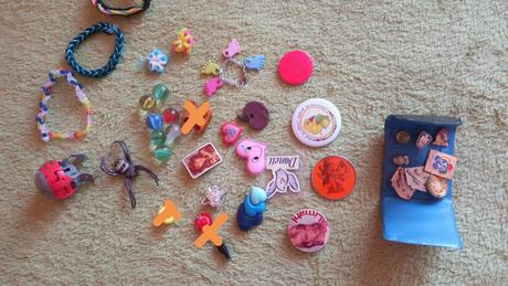 Retro odznaky a drobné hračky, darčeky k nákupu.,