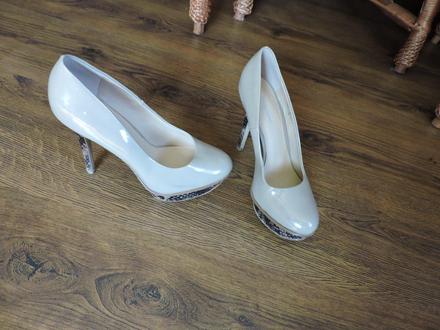 Kremove lodičky na platforme, 37