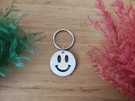 Drevená kľúčenka smajlík, 