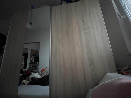 Velka šatnikova zrkadlova skriňa, 