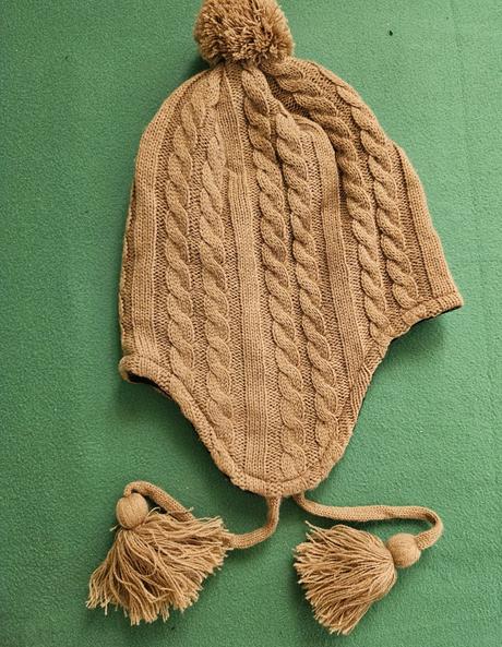 Čiapka s vrkočovým vzorom a brmbolcom,