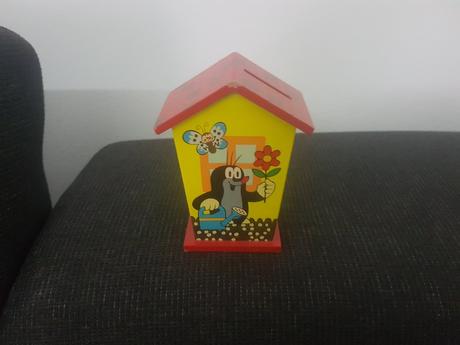 Mala drevená pokladnička-krtko,