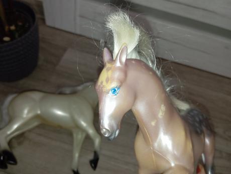 Bábika, dieťa a dva kone, 