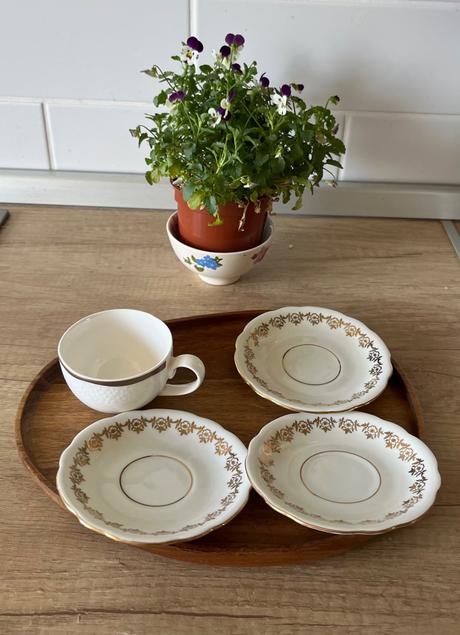 Malá porcelánová šálka a 3 malé tanieriky,