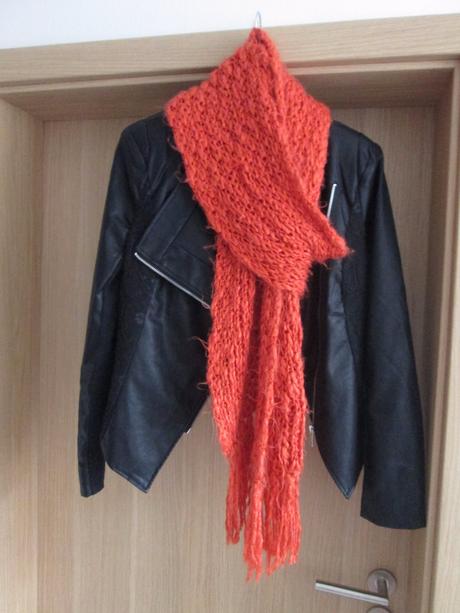 Šál tehlovej farby,