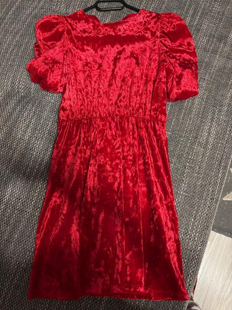 Vianočné šaty, 146