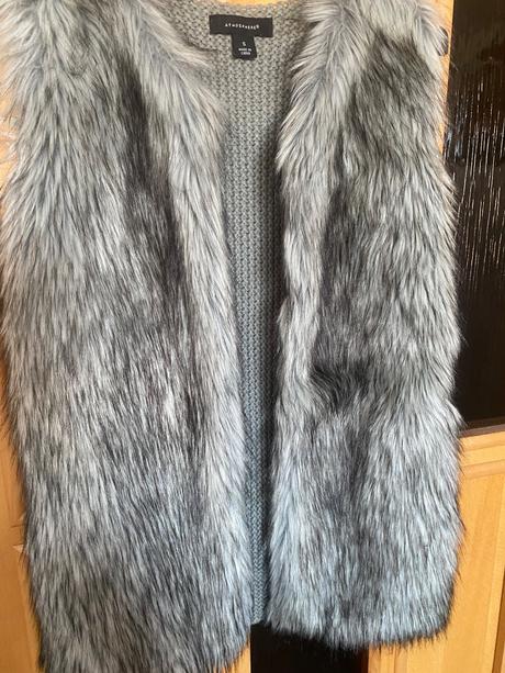 Kožušinova vesta, atmosphere,s