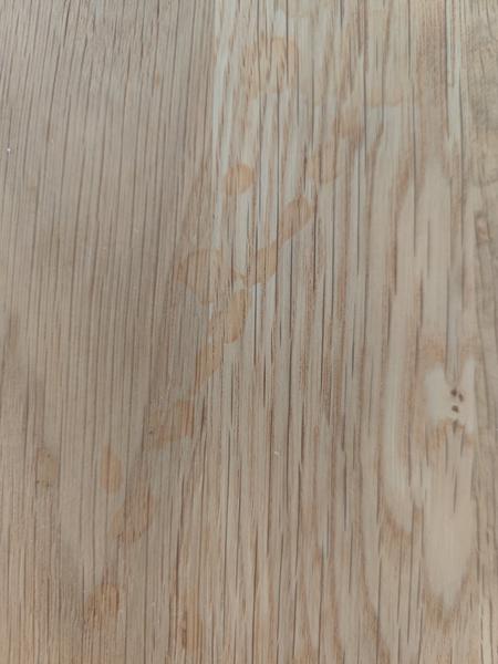 Ako odstrániť neznámu škvrnu z dreva?