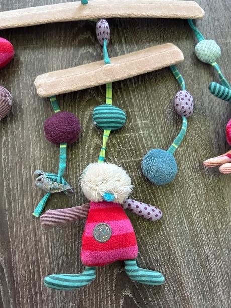 Moulin roty hracky nad postielku,