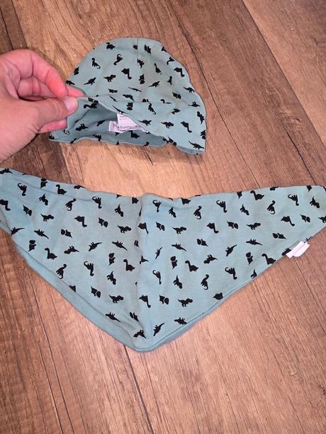 Čiapka a nakrcnik, 80