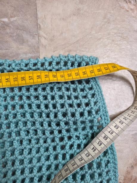 Háčkovaný crop top, 