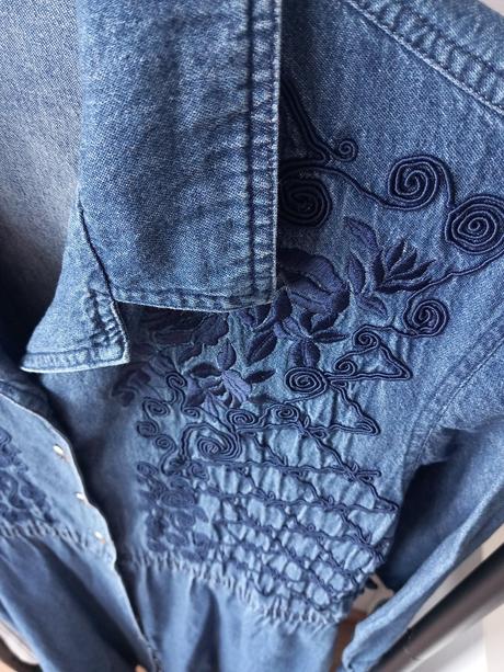 Rifľové midi šaty s výšivkou, m