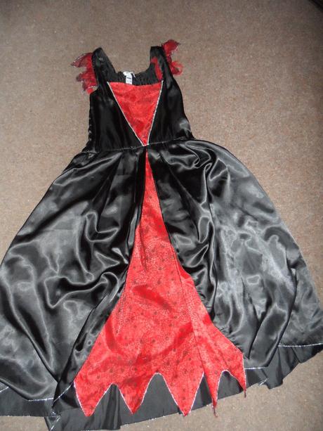 Čarodejnica červeno-čierna malá 3-5r., zn. george, 