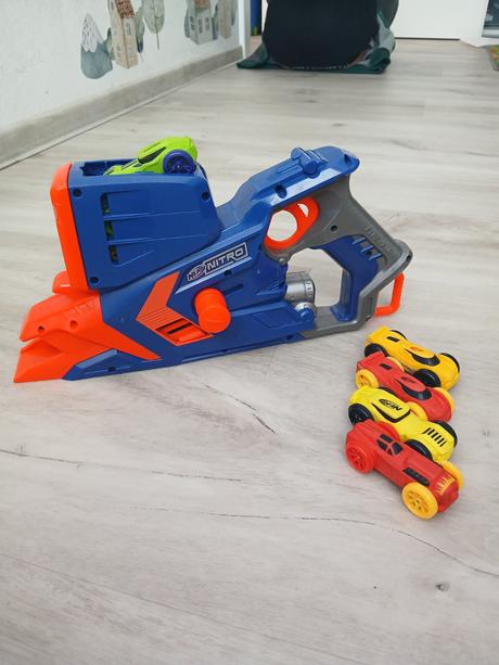 Nerf nitro vystrelovanie áut s prekážkami,