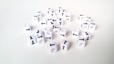 Písmenka kocky biele t,